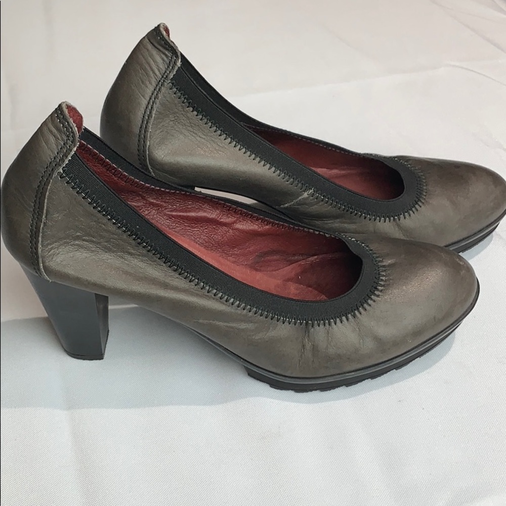 Hispanitas Women’s Round Toe Leather Pumps